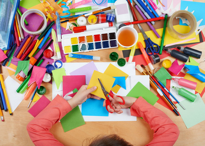 孩子切贴花顶视图。工作场所的图稿与创意配件。平躺的艺术绘画工具