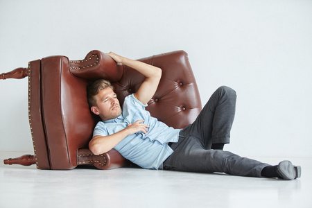 躺在椅子上的人图片