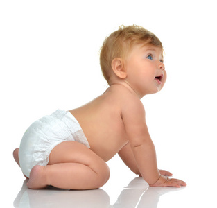 坐在看着尿布的六个月婴儿婴儿学步车