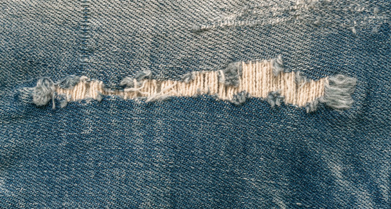 破旧的旧牛仔裤图片