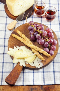 意大利绵羊山羊硬奶酪与葡萄和玛萨拉酒