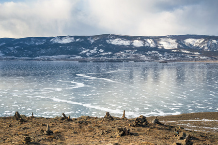 美丽的冬天风景与山在结冰的湖贝加尔湖