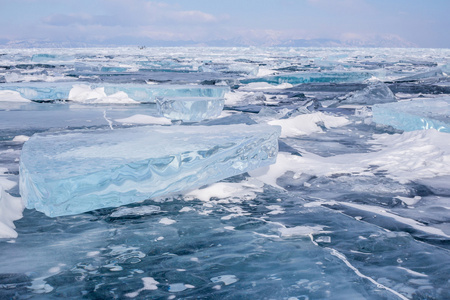 蓝色冰冻的贝加尔湖表面上有许多蓝色的 hummocks