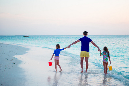 幸福的家庭，在日落海滩上