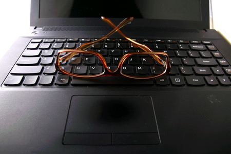 副眼镜，在电脑键盘上