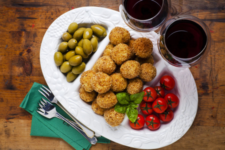 健康的意大利开胃菜和意大利调味饭球 arancini，绿色醇
