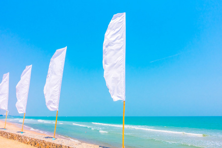 在海滩上着白色的旗帜