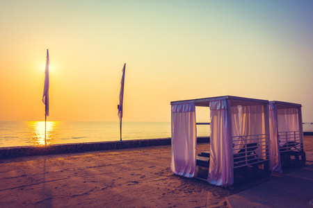 空椅子上海滩，日落时间