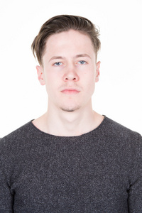 护照照片的很酷的家伙,在一件孤立的灰色衬衫照片