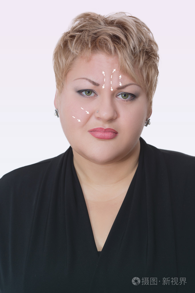 她脸上的箭头的胖女人的画像