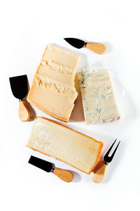 组的不同块的奶酪和刀切割奶酪