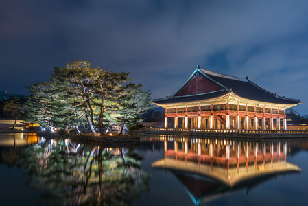 景福宫晚上在韩国首尔，韩国