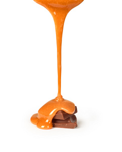 甜甜的焦糖酱倒在一块巧克力