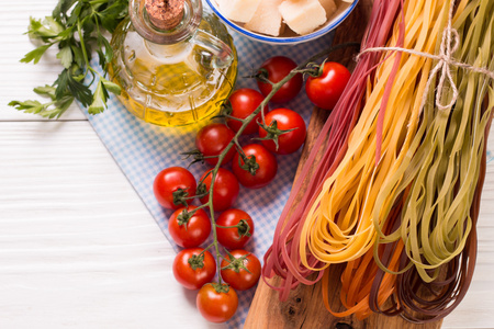 蔬菜的颜色面食，油 西红柿 奶酪木制的桌子上。意大利食品
