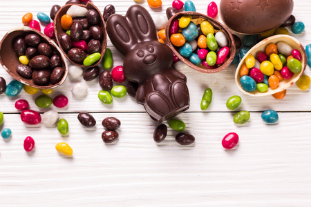 巧克力复活节彩蛋和兔子，木质的背景