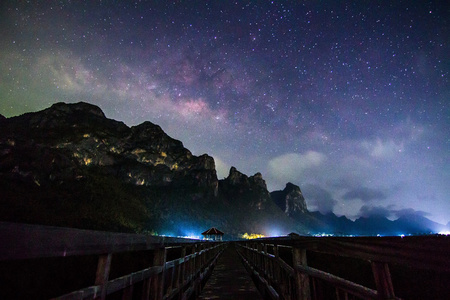 银河在大山