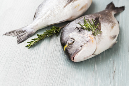 新鲜的多拉多鱼在切割板上健康的食物。