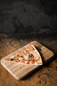 一块木板垂直上披萨