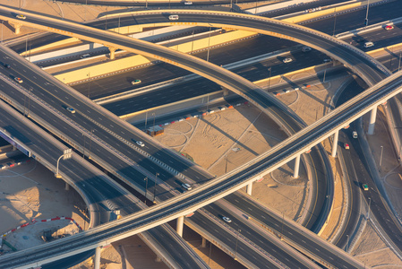 公路立交于迪拜的顶视图