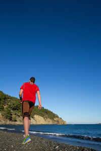 小道跑步训练有氧运动在落基山脉黄砂路径在性质上运行