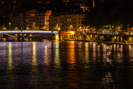 城市景观的里昂，法国在晚上