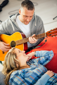 教他女朋友玩电吉他的音乐家