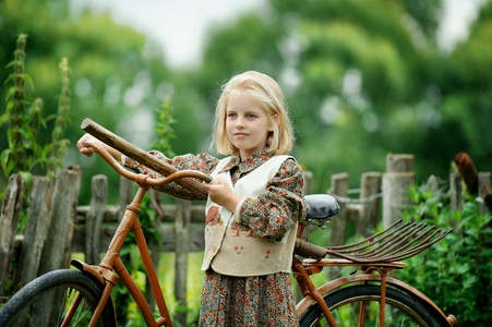 用一辆自行车在村子里的女孩