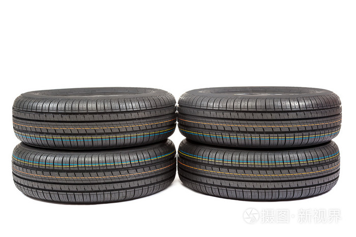 白色背景上的汽车轮胎