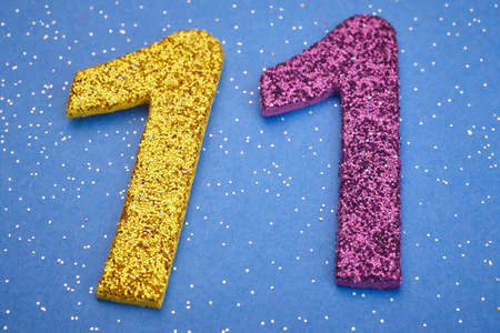 在蓝色背景数字十一黄紫颜色.周年的大阅兵照片