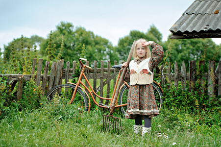 用一辆自行车在村子里的女孩