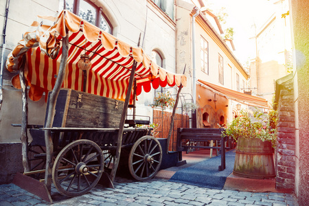 在拉脱维亚首都里加的中世纪街道和户外咖啡馆