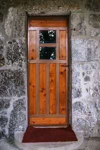 在古建筑玻璃旧木门
