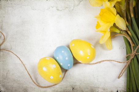复活节背景彩绘的鸡蛋与盛开的水仙花