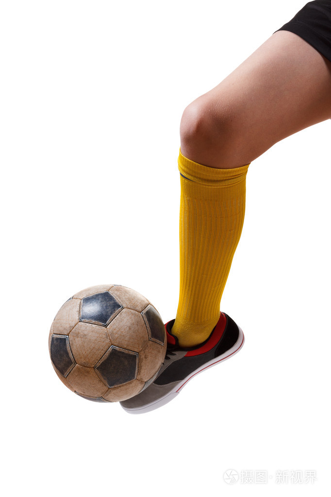 足球足球运动员的脚上孤立的白色