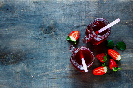夏季饮料的草莓