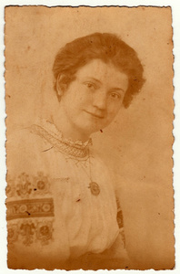 复古照片显示年轻女子穿着一件带有花的民间衬衫