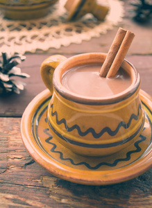 热巧克力和桂皮中的一种质朴的陶器