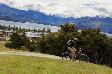 山地自行车骑手在新西兰的瓦纳卡湖