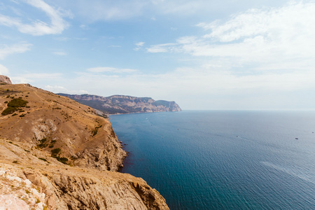 高的岩石海岸，在深蓝色的大海