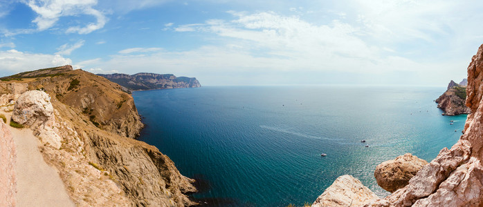 高的岩石海岸，在深蓝色的大海