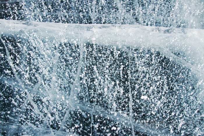 深深的裂缝在贝加尔湖的冰