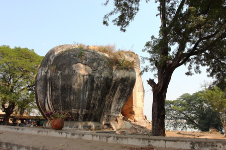 在曼德勒缅甸的破的 Mingun 帕亚庙
