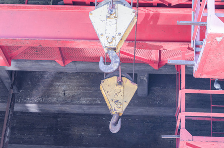 两个起重机吊钩救援机用钢丝绳电动绞车挂上起重钢丝绳的旧管.