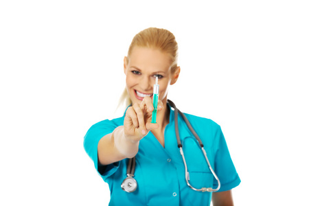 微笑的女医生或护士用听诊器持注射器