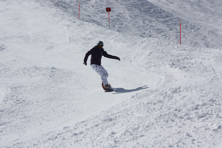 年轻的滑雪者女人滑下山时