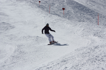 年轻的滑雪者女人滑下山时