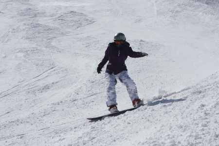 年轻的滑雪者女人滑下山时