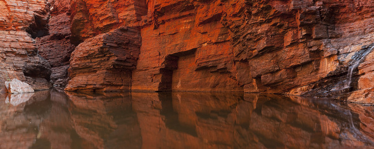 峡谷，Karijini Np，西方澳大利亚岩石墙壁反射