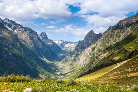 高山峡谷的视图。高加索地区