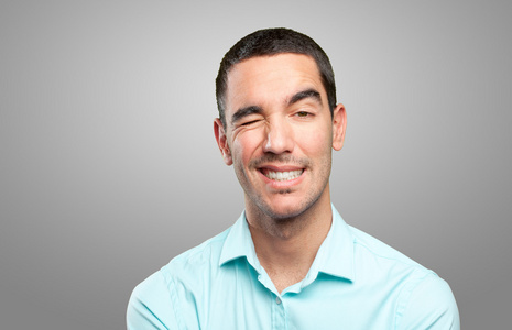 商人眨眼睛的特写彩色蜡笔的鬃毛狮子眨眼睛表达剪影可